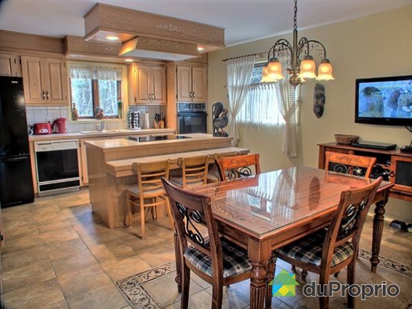 Kitchen - oak cabinets