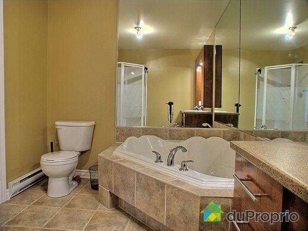 Bathroom - The layout of this bathroom is well done