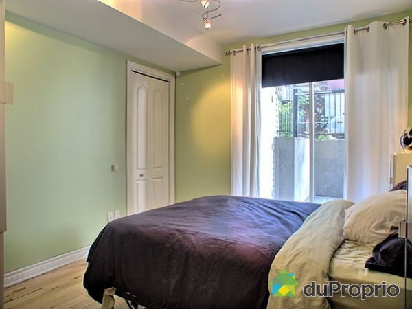 Bedroom - Big quiet bedroom with view on the terrace (not on Lajeunesse street side)