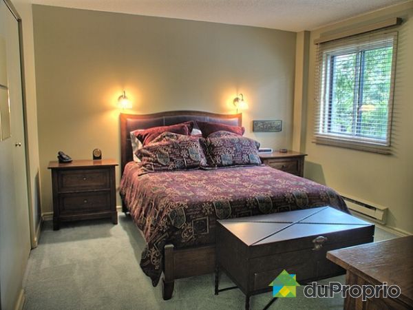 Chambre 1 - Deux grandes garde-robes sur toute la longueur de la chambre.