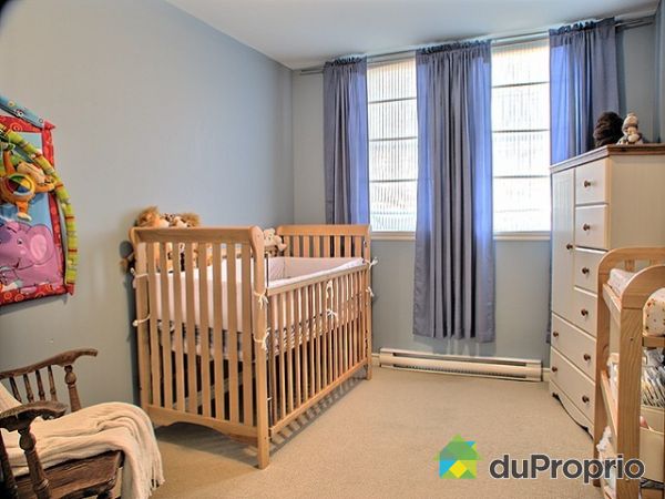Chambre 2 - Chambre id&eacute;ale pour enfant ou bureau. Belle fenestration laissant entrer la lumi&egrave;re naturelle.