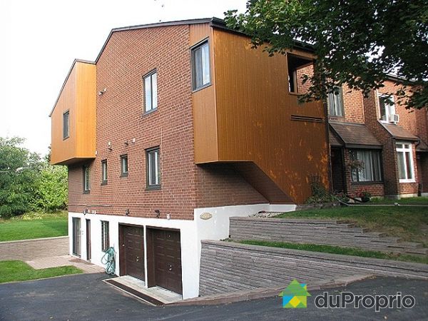 Fa&ccedil;ade - Une entr&eacute;e loin de la rue, priv&eacute;e et tranquille.