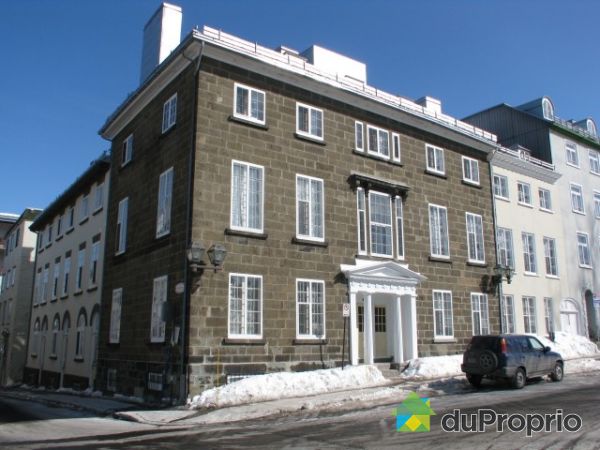 Fa&ccedil;ade - Ancien hotel haut de gamme &eacute;rig&eacute; sur la rue la plus haut de gamme en 1830 et encore aujourd'hui! Face au parc de l'esplanade  . 