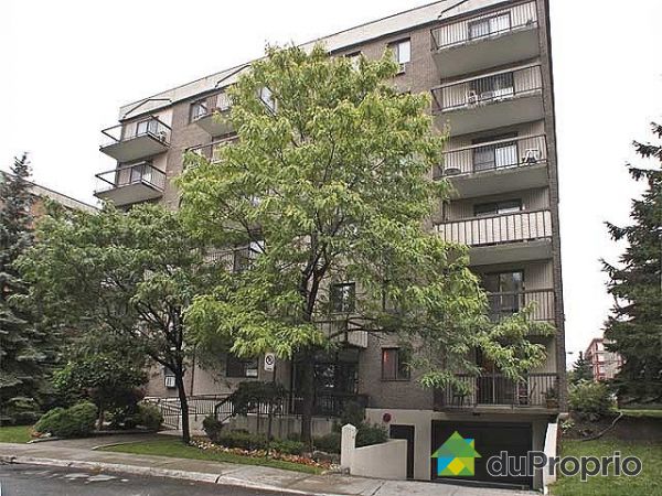 Fa&ccedil;ade - Arbres matures procurant de l'intimit&eacute; au balcon du condo.