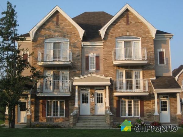 Fa&ccedil;ade - Mon condo est celui du milieu &agrave; droite
