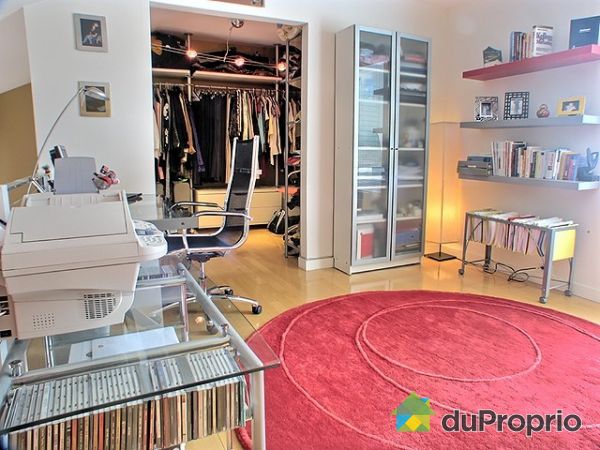 Mezzanine - Bureau et grand walk-in. Possibilit&eacute; d'une 2e chambre