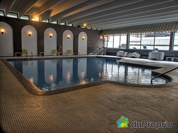 Piscine - Grande et profonde piscine avec la sortie vers le pont de soleil (sun deck), les chaises longues pour la d&eacute;tente install&eacute;es. Le gym et la saune att&eacute;nuants.