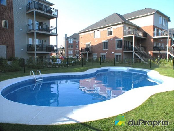 Piscine - Grande piscine chauff&eacute;e et entretetien inclus dans les frais de condo. 