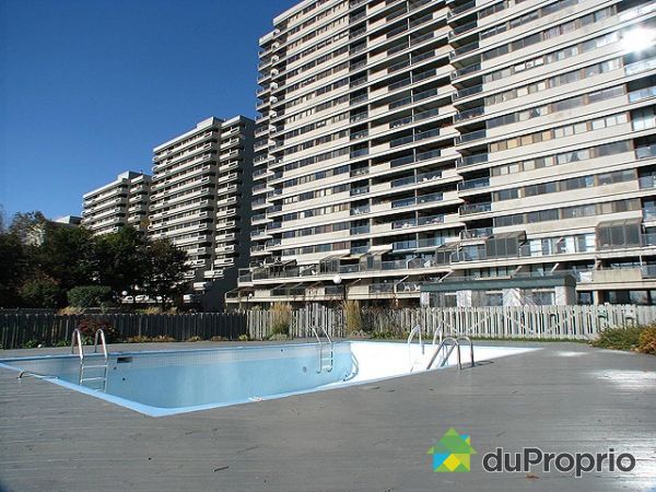 Piscine - &agrave; l'arri&egrave;re c&ocirc;t&eacute; sud