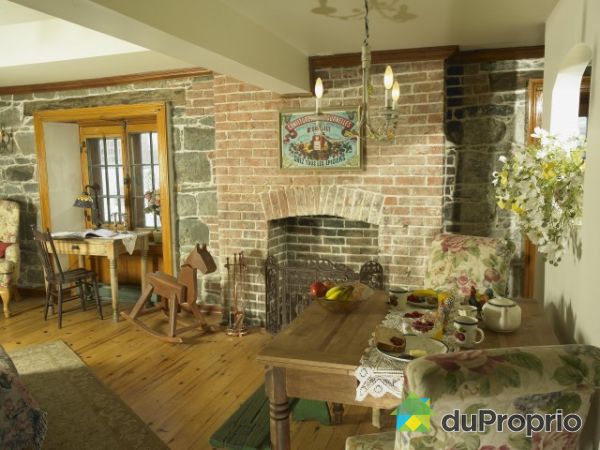 Salle � manger - Pr&egrave;s du foyer, le coin diner est accueillant. Une table extensible au cachet ancien fait place jusqu'&agrave; 10 personnes!