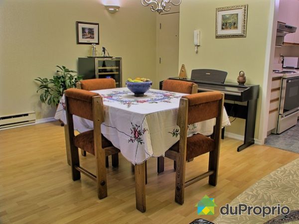 Salle � manger - Peut facilement assoir jusqu'&agrave; 10 adultes autour d'une table agrandie.