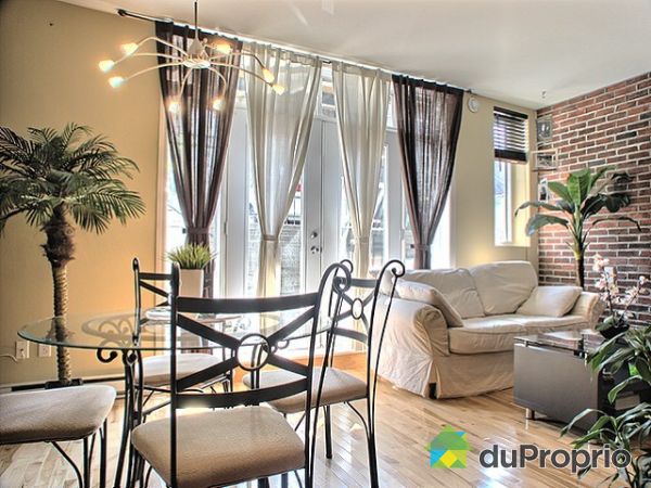 Salle � manger / Salon - Belle fenestration c&ocirc;t&eacute; ouest adonnant &agrave; la terrasse et laissant entrer la lumi&egrave;re!!