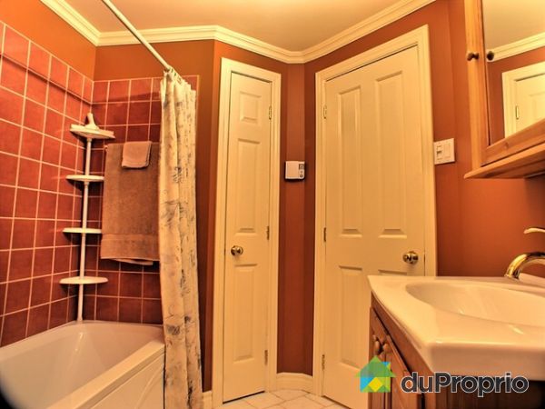 Salle de bain - Oups!  J'aurais d&ucirc; enlever le balai dans la douche!