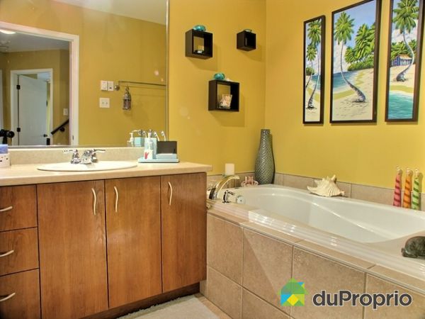 Salle de bain - Salle de bain principale avec pain podium et douche en coin.