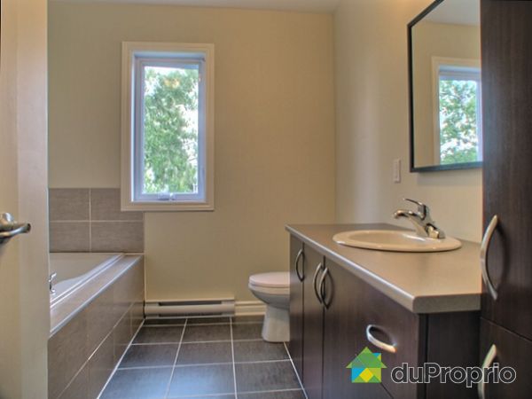 Salle de bain - 2e &eacute;tage
beaucoup rangement, plancher c&eacute;ramique, 
tr&egrave;s grande douche compl&egrave;tement en c&eacute;ramique