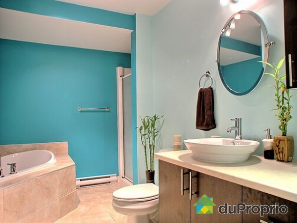 Salle de bain - Salle de bain avec bain podium, douche s&eacute;par&eacute;e et robinetterie de luxe.