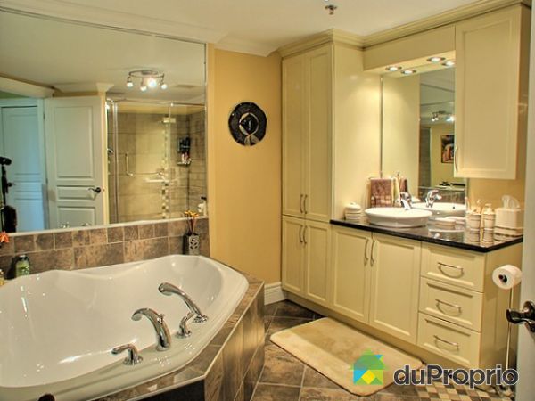 Salle de bain - Douche en c&eacute;ramique
3.2 pi X 5 pi.
Comptoir en marbre.