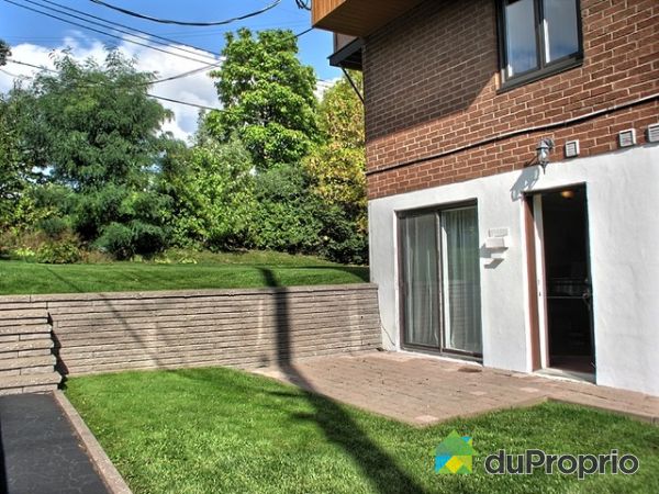 Vue avant - Avec des frais de condo de 85$, bient&ocirc;t &agrave; la baisse car les r&eacute;novations sont faites, le gazon se tond tout seul, et la neige dispara&icirc;t par magie.