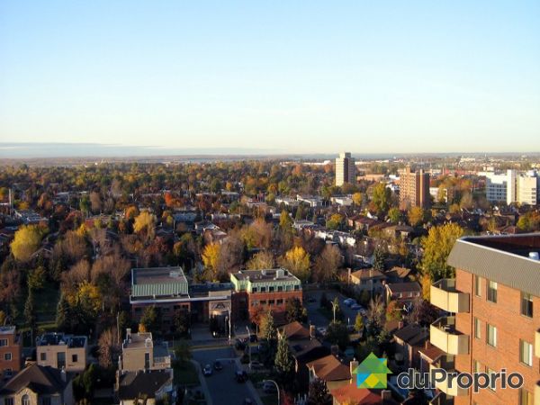 Vue panoramique - Immense balcon (sur la longueur de toute unit&eacute;) avec la vue &agrave; couper le souffle : vue sur la ville et le lac Deux-Montagnes.