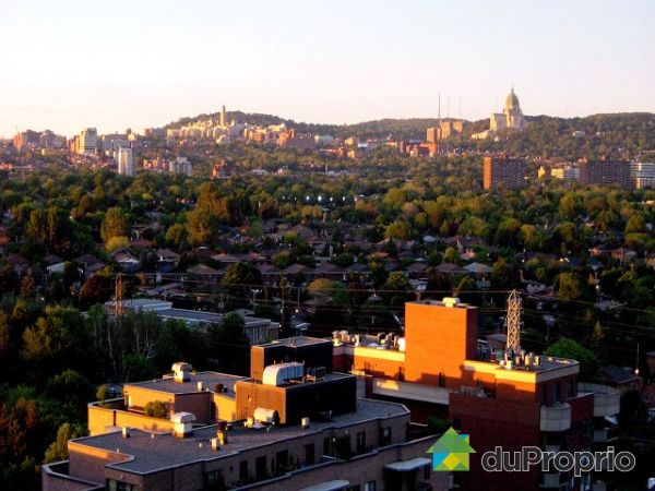 Vue sur montagnes - Immense balcon (sur la longueur de toute unit&eacute;) avec la vue &agrave; couper le souffle : vue sur l'Oratoire et l'Universit&eacute; de Montr&eacute;al.
