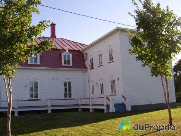 C&ocirc;t&eacute; est - Avec cuisine et 1 loft dans l'annexe plus am&eacute;nagement paysag&eacute;.