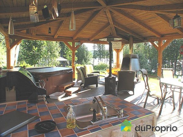 Gazebo - Terrasse gaz&eacute;bo avec BBQ, Spa, Salle &agrave; manger, foyer adjacente &agrave; la maison principale