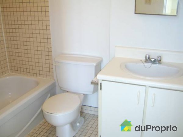 Salle de bain - Une de 6 salles de bain &eacute;quivalentes dans chaque suite.
