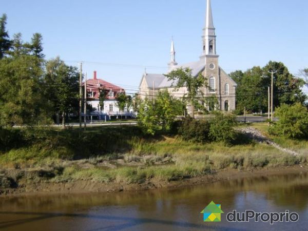 Vue sur rivi�re - Situ&eacute; au coeur du village.
&Agrave; proximit&eacute; de la Rivi&egrave;re-Ouelle.