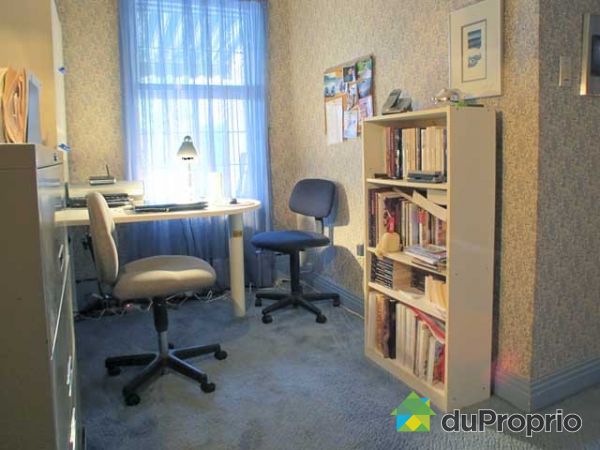 Bureau - au rez de chauss&eacute;e c'est une chambre o&ugrave; un bureau