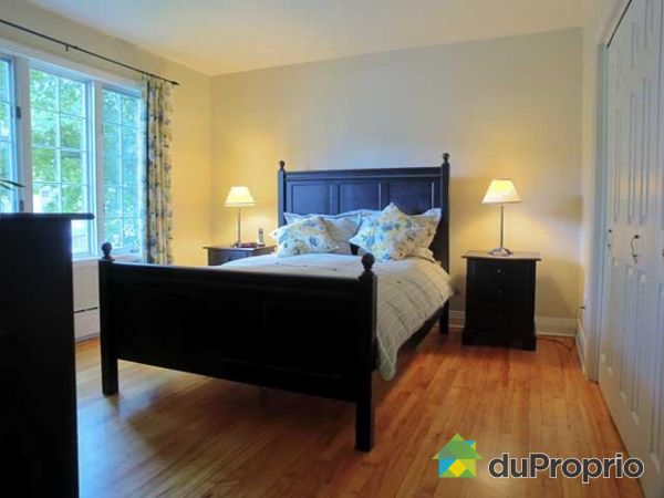 Chambre 1 - au rez de chauss&eacute;e, la chambre des maitre, o&ugrave; on peut voir la rivi&egrave;re