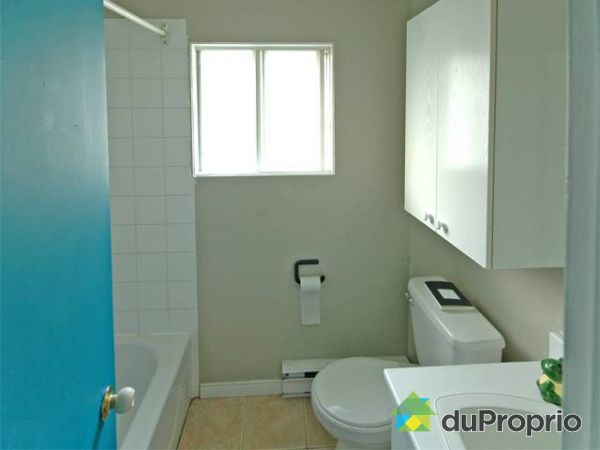 Salle de bain - Salle de bain au deuxi&egrave;me &eacute;tage.