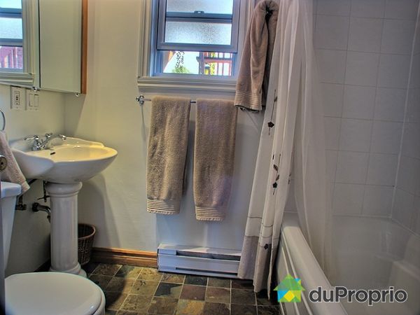 Salle de bain - Toilette 1er &eacute;tage. Plancher en ardoise