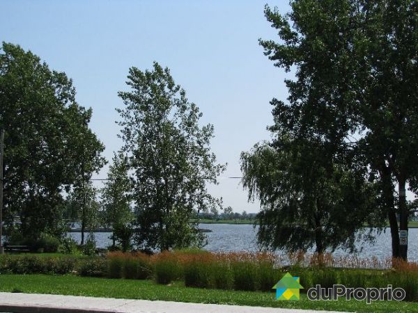 Vue sur rivi�re - Vue du parc par  l'entr&eacute;e du duplex sur le Blvd St-Joseph:  Un des plus beaux parcs sur le bord de l'eau &agrave; Montr&eacute;al.  