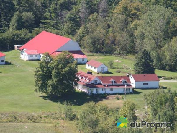 Vue a�rienne - Vue a&eacute;rienne de la majorit&eacute; des b&acirc;timents entourant la maison. Chemin de 600 pieds menant &agrave; la route principale.