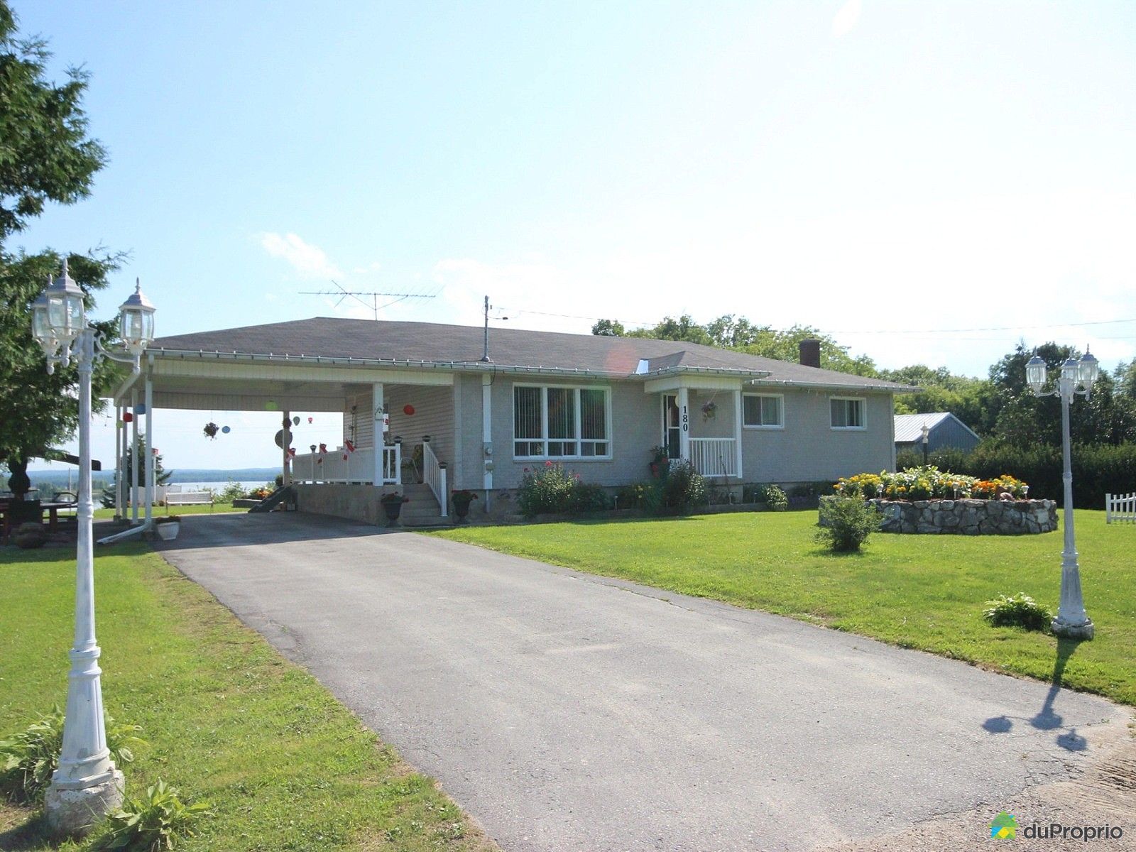 House for sale in l'IleduGrandCalumet, 180 chemin de la Montagne