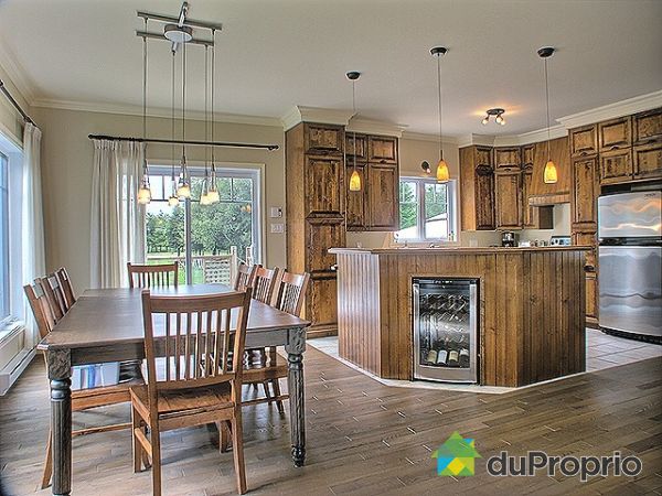 Eat-in Kitchen