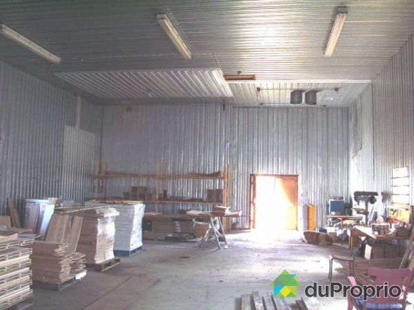 Atelier - Vue int&eacute;rieur vers l'avant du b&acirc;timent de 34 X 58 