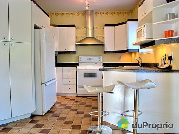 Kitchen - equiped with a powerful hood - Photo HDR