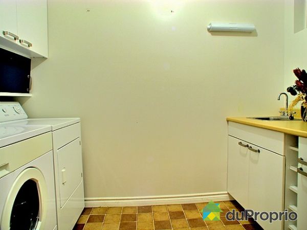 Laundry Room - in the basement with lavabo and lot of cabinets for storage - Photo HDR