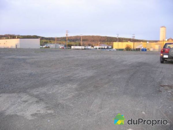 Terrain - Terrain avec sorties sur la rue industrielle et sur le boul. B&eacute;gin pouvant etre vendu s&eacute;parr&eacute;ment du centre commercial.