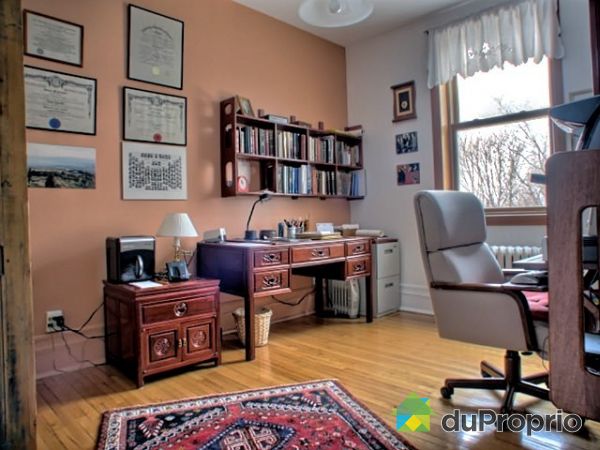 Bureau - Chambre arri&egrave;re am&eacute;nag&eacute;e en bureau, vue sur la ville.