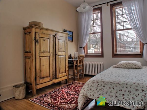 Chambre 2 - Chambre avant tr&egrave;s &eacute;clair&eacute;e. 