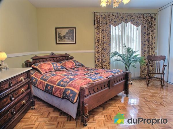 Chambre 2 - La chambre secondaire est presqu'aussi grande que la chambre principale et contient 2 tr&egrave;s grands espaces garde-robes.