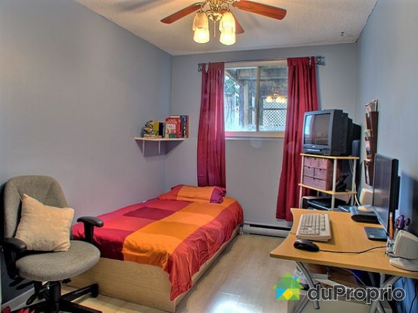 Chambre 3 - rideau et p&ocirc;le inclus