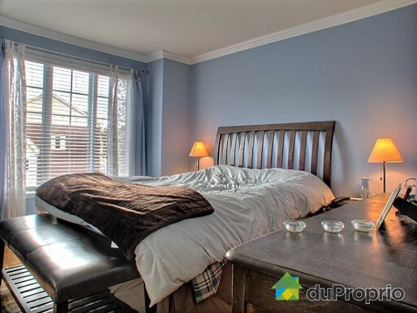 Chambre - Grande chambre avec walk-in. O-Gee au plafond. 2 fen&ecirc;tres qui ajoutent une lumi&egrave;re du jour id&eacute;al.