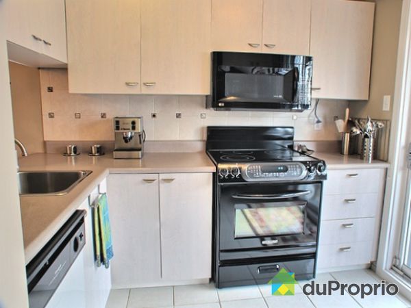 Cuisine - Cuisine tr&egrave;s fonctionnelle donnant sur la cour, donc &agrave; proximit&eacute; de la terrasse.  Micro-ondes hotte avec sortie d'ah&eacute;ration ext&eacute;rieure pratiquement neuf inclus.