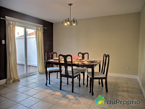 Salle � manger - La salle &agrave; manger et la cuisine ont &eacute;t&eacute; agrandit de 2 pieds selon les plans originaux. Vous pouvez y am&eacute;nager une table de 6 personnes ainsi qu'un vasselier.  