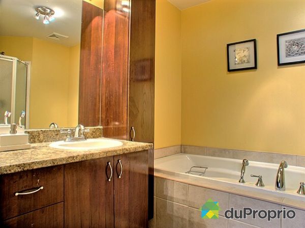 Salle de bain - Douche et bain s&eacute;par&eacute;s. Beaucoup de rangement au niveau des armoires.