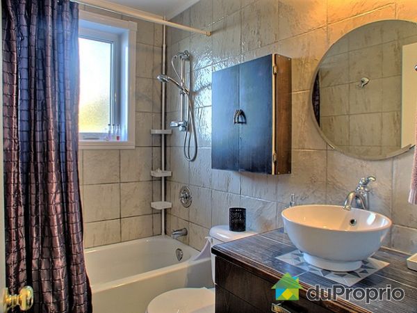Salle de bain - rideau de douche inclus ainsi que rangement dans le bain