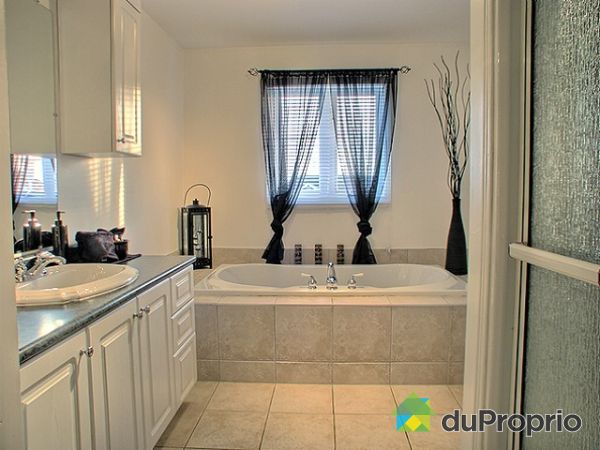Salle de bain - Tr&egrave;s belle salle de bain avec un bain profond (3 pieds x 6 pieds x 20 pouces profondeur) et une douche moull&eacute;e en une pi&egrave;ce (30 pouces x 48 pouces), tr&egrave;s pratique lors du nettoyage de la douche. 